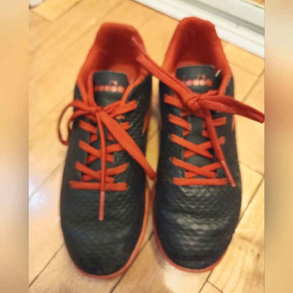 Boys soccer shoes - Picture 1 of 3